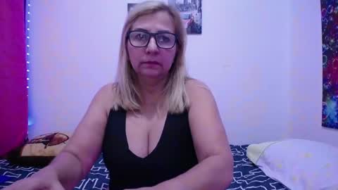 Snapshot of sara211 chatting on February 14, 2025, 9:43 pm sara online show from February 14, 2025, 9:43 pm