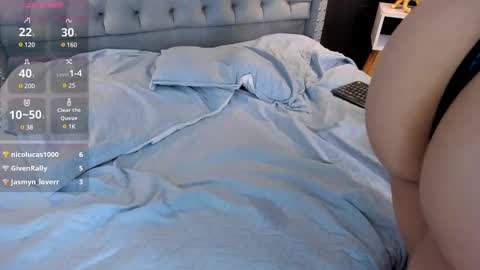 YENIFER  online show from February 11, 2025, 5:40 pm