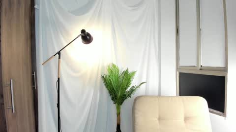 Snapshot of sara_milks chatting on December 11, 2024, 12:02 am SARA M. online show from December 11, 2024, 12:02 am