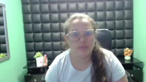sara_thonson_ online show from February 2, 2025, 1:19 pm