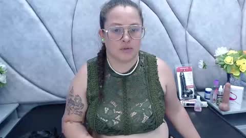 sara_thonson_ online show from February 12, 2025, 8:59 am