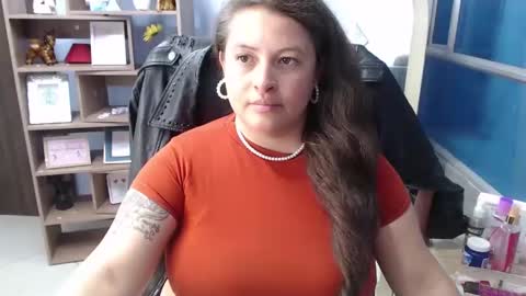 sara_thonson_ online show from February 19, 2025, 6:00 am