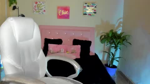 Sarah Ramirez online show from February 26, 2025, 11:52 am