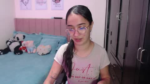 Snapshot of sarah_stone15 chatting on February 25, 2025, 11:33 pm Sarah online show from February 25, 2025, 11:33 pm