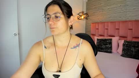 Sarah Deyvis online show from September 8, 2025, 2:38 pm