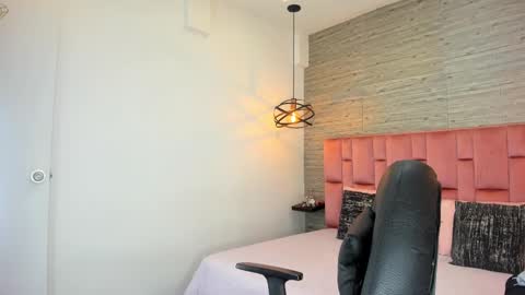 Sarah Deyvis online show from September 19, 2025, 3:02 pm