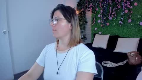 Sarah Deyvis online show from November 13, 2025, 1:43 pm