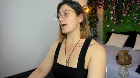 Sarah Deyvis online show from November 14, 2025, 4:17 pm