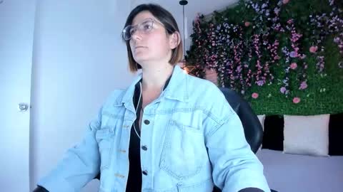 Sarah Deyvis online show from December 1, 2025, 1:05 pm