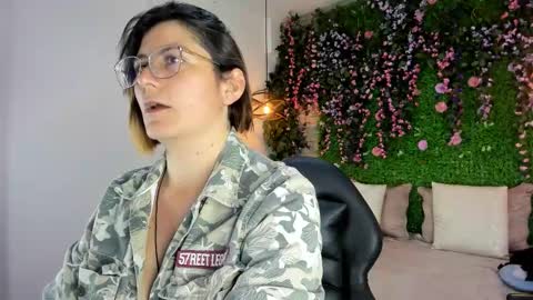 Sarah Deyvis online show from December 15, 2025, 10:52 am