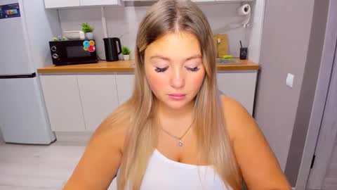 Sarah online show from October 19, 2025, 3:12 pm