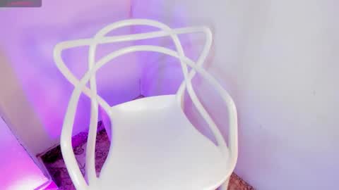 Sarahnovoa  online show from November 30, 2025, 5:39 pm