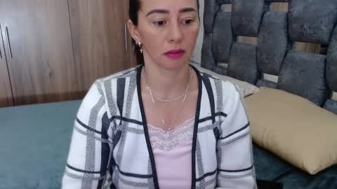 Snapshot of sarahott_1 chatting on March 5, 2025, 12:44 pm Lia online show from March 5, 2025, 12:44 pm