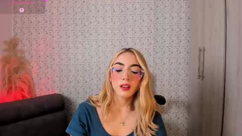 Sara jones   online show from March 26, 2026, 9:42 pm