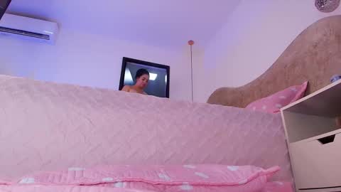 Sara  online show from November 8, 2025, 12:05 pm