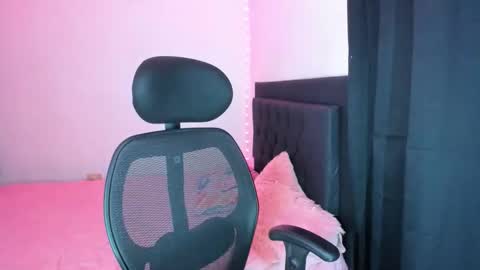 Snapshot of sarapiink chatting on December 17, 2025, 5:57 am Sara online show from December 17, 2025, 5:57 am