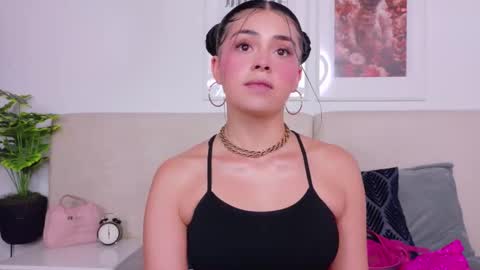 Snapshot of saritabratz chatting on November 15, 2025, 9:21 pm Sara online show from November 15, 2025, 9:21 pm