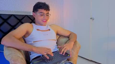 Snapshot of sash_lust chatting on November 26, 2025, 4:24 am online show from November 26, 2025, 4:24 am