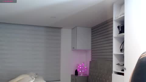 yesica online show from September 28, 2025, 1:44 am