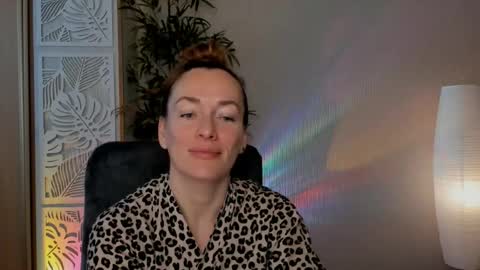 Snapshot of save_the_qween chatting on April 28, 2026, 5:01 am save the qween online show from April 28, 2026, 5:01 am