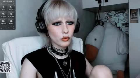 pronoun she. name Mary. age 21. online show from October 22, 2025, 10:26 am