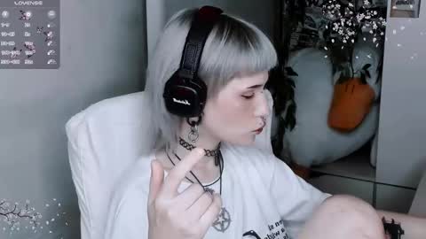 pronoun she. name Mary. age 21. online show from November 4, 2025, 5:56 pm