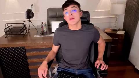 Snapshot of sayronvg chatting on November 13, 2025, 8:19 pm Sayron online show from November 13, 2025, 8:19 pm