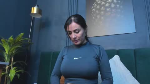 Scarlet Edwars online show from November 11, 2025, 8:31 pm