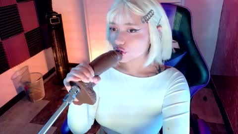 scarlet_gold online show from November 6, 2025, 4:35 am