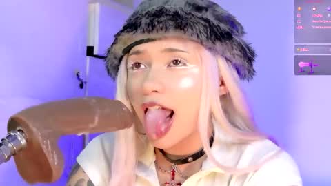 scarlet_gold online show from April 20, 2026, 12:13 am