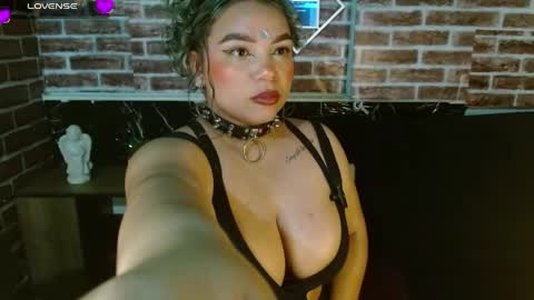 Snapshot of scarlet_queen__ chatting on April 11, 2026, 10:58 pm Scarlet online show from April 11, 2026, 10:58 pm