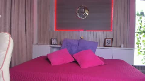 Scarlet  online show from April 12, 2026, 3:33 am