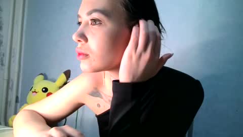 scarletpetal online show from February 24, 2025, 11:21 am