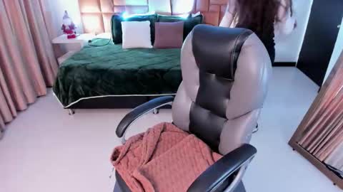 Scarlett online show from December 17, 2025, 12:33 pm