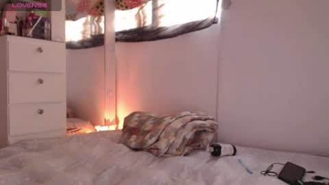 Scarlett Thumb up please help me 100 its important online show from April 15, 2026, 9:15 pm