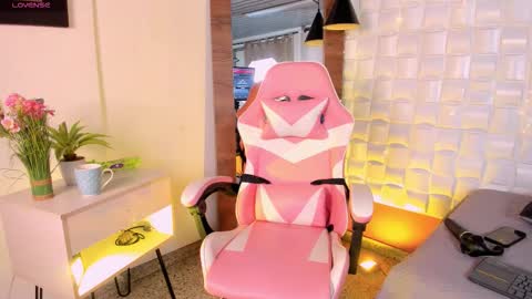 scarlett_kiiss online show from February 4, 2026, 12:00 pm