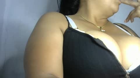 Snapshot of schoco_milf chatting on January 31, 2025, 1:54 am mai latina online show from January 31, 2025, 1:54 am