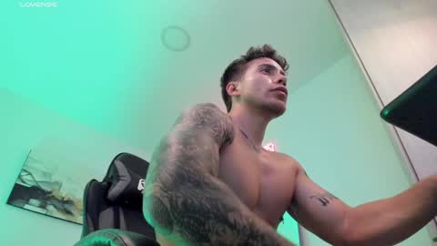 Snapshot of sebastianortizm chatting on February 5, 2025, 4:06 am Lucian Sinclair online show from February 5, 2025, 4:06 am