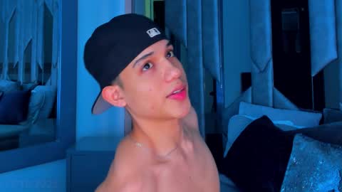 Snapshot of sebax_00 chatting on October 17, 2025, 8:22 pm Sebastian online show from October 17, 2025, 8:22 pm