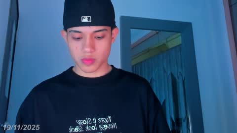 Snapshot of sebax_00 chatting on November 19, 2025, 8:31 pm Sebastian online show from November 19, 2025, 8:31 pm