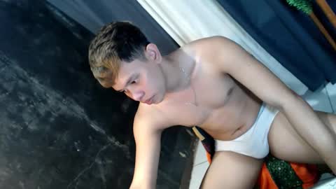 Snapshot of seductive_maxxx chatting on April 23, 2026, 8:02 am Max online show from April 23, 2026, 8:02 am