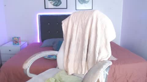 Snapshot of selena_hotmilf chatting on April 21, 2026, 5:39 pm Selena online show from April 21, 2026, 5:39 pm