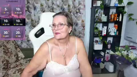 Snapshot of selenna57 chatting on December 1, 2024, 6:19 pm Selenna online show from December 1, 2024, 6:19 pm