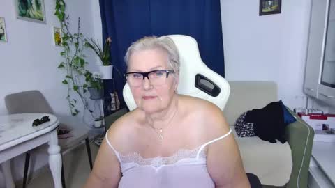 Selenna online show from April 10, 2026, 5:28 pm