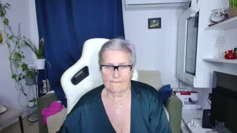 Selenna online show from April 18, 2026, 7:07 pm