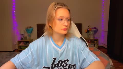 Snapshot of selfharm777 chatting on September 10, 2025, 8:53 pm Simon and Alice online show from September 10, 2025, 8:53 pm