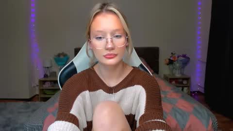 Snapshot of selfharm777 chatting on October 8, 2025, 7:22 pm Simon and Alice online show from October 8, 2025, 7:22 pm