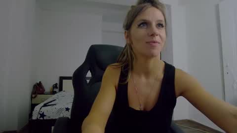 Snapshot of sellena_angel chatting on October 17, 2025, 9:17 pm sellena_angel online show from October 17, 2025, 9:17 pm