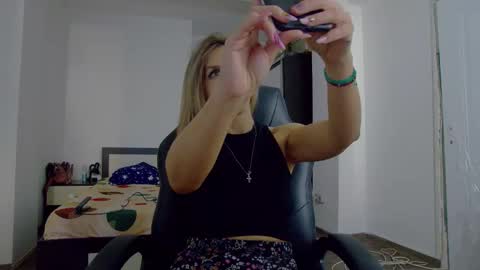 Snapshot of sellena_angel chatting on October 30, 2025, 12:28 pm sellena_angel online show from October 30, 2025, 12:28 pm