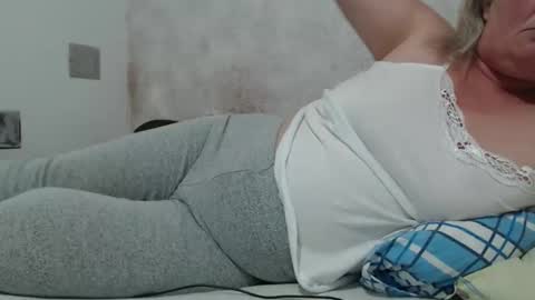 Lenna online show from October 21, 2025, 7:42 am